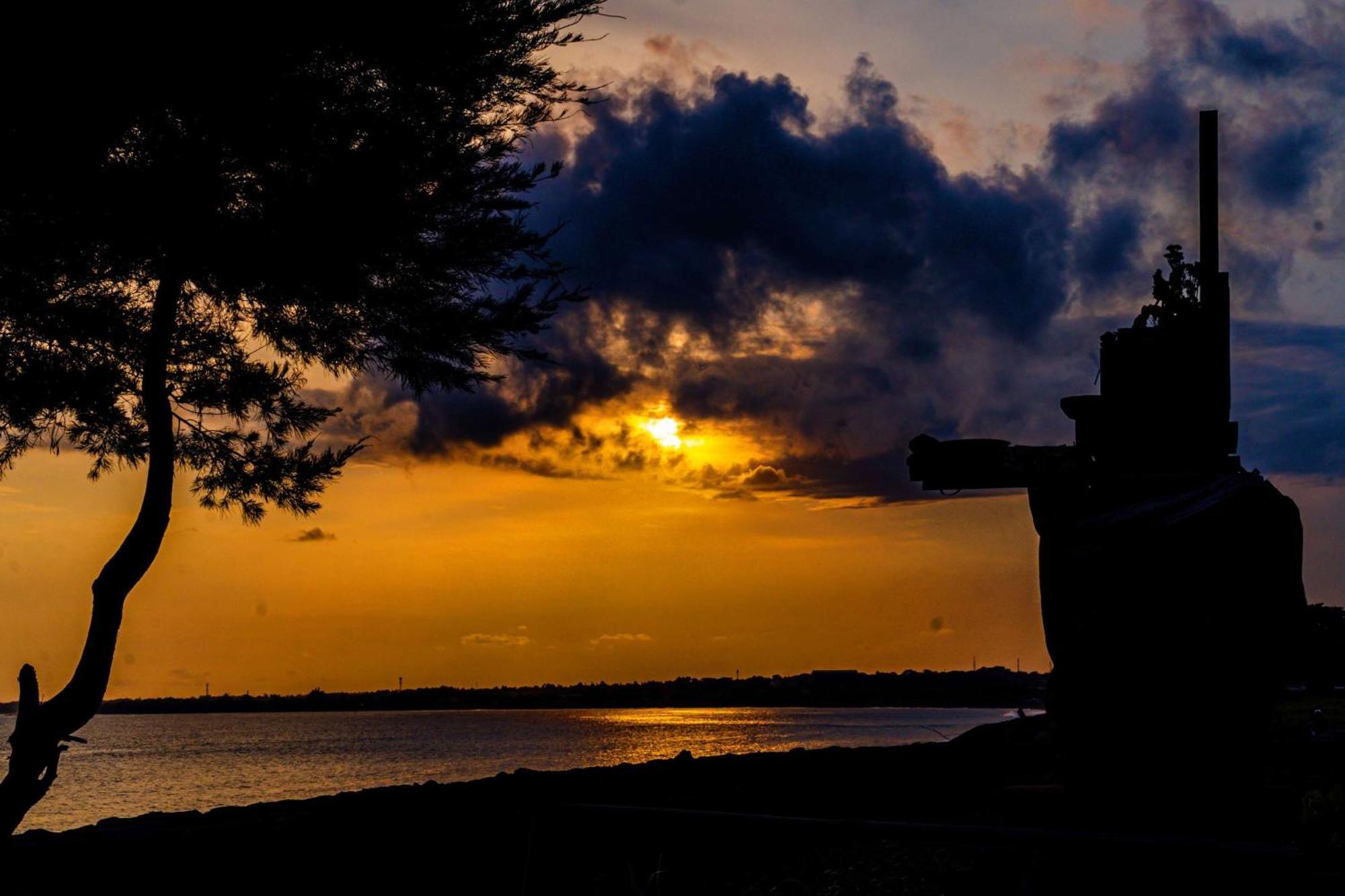Wyndham Tamansari Jivva Resort Bali Siyut Exterior foto Sunset at Lake Worth
