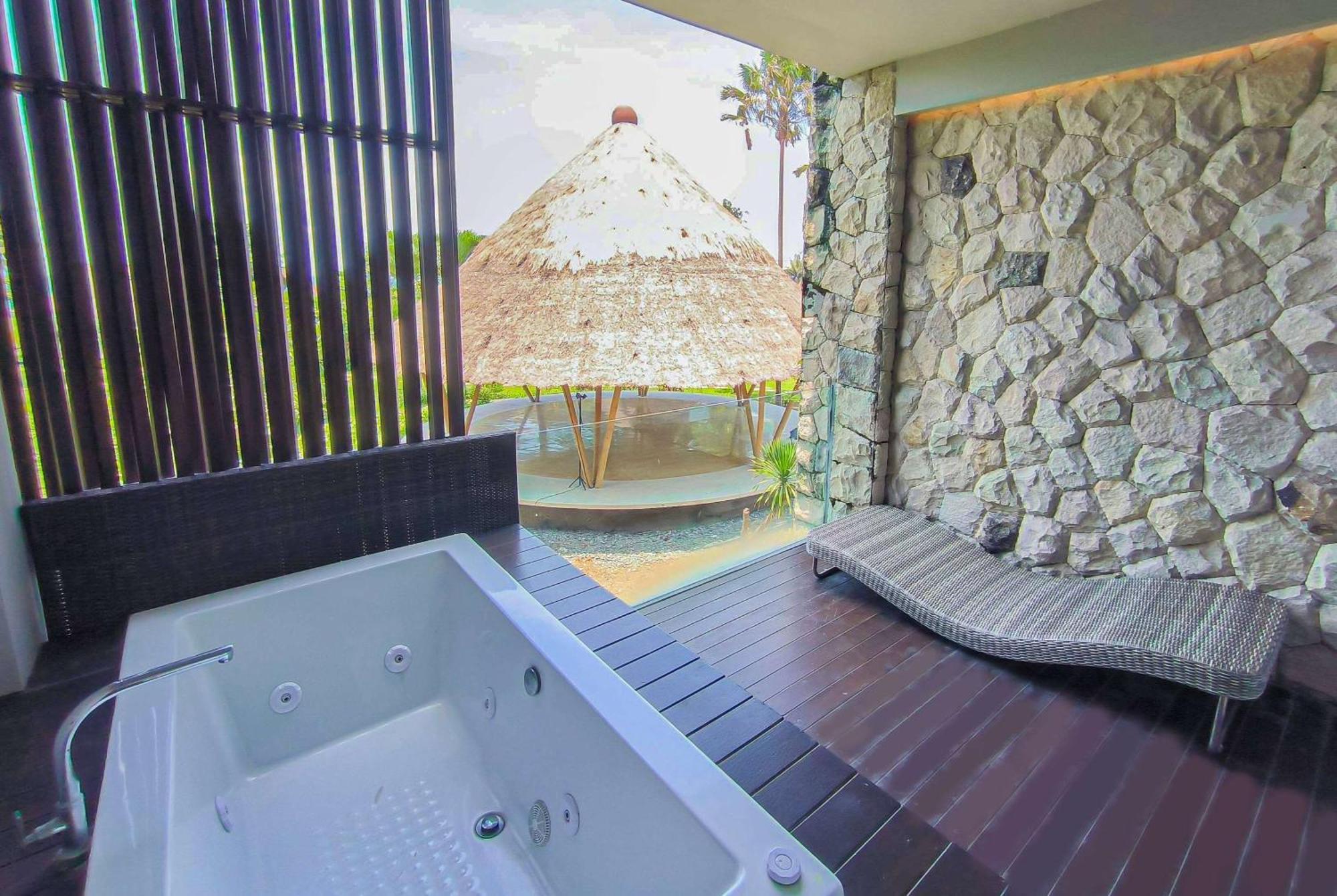 Wyndham Tamansari Jivva Resort Bali Siyut Exterior foto A private spa at a hotel