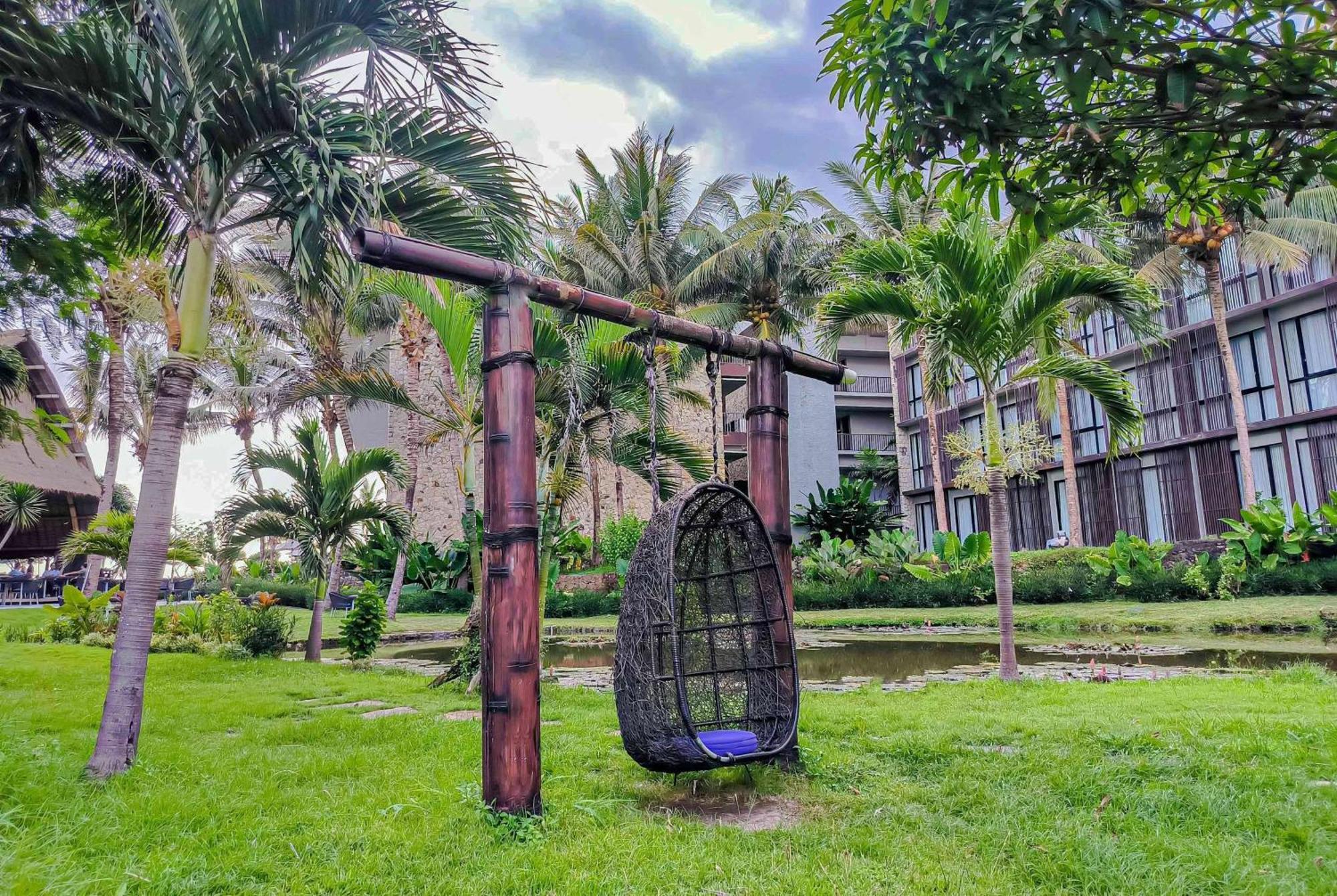 Wyndham Tamansari Jivva Resort Bali Siyut Exterior foto A swing at the resort